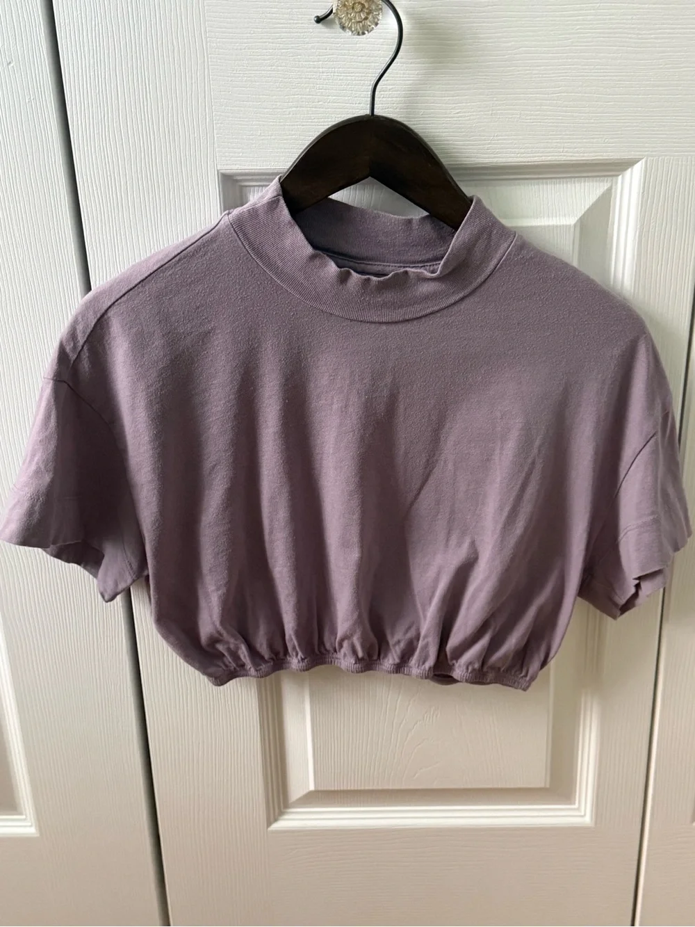 Alo Yoga Kick It Crop T-Shirt in Lavender Haze